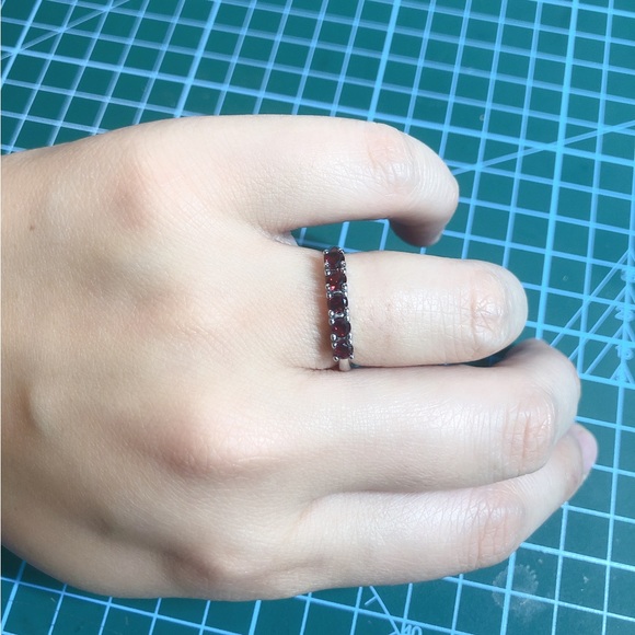 Garnet band ring - Picture 2 of 8